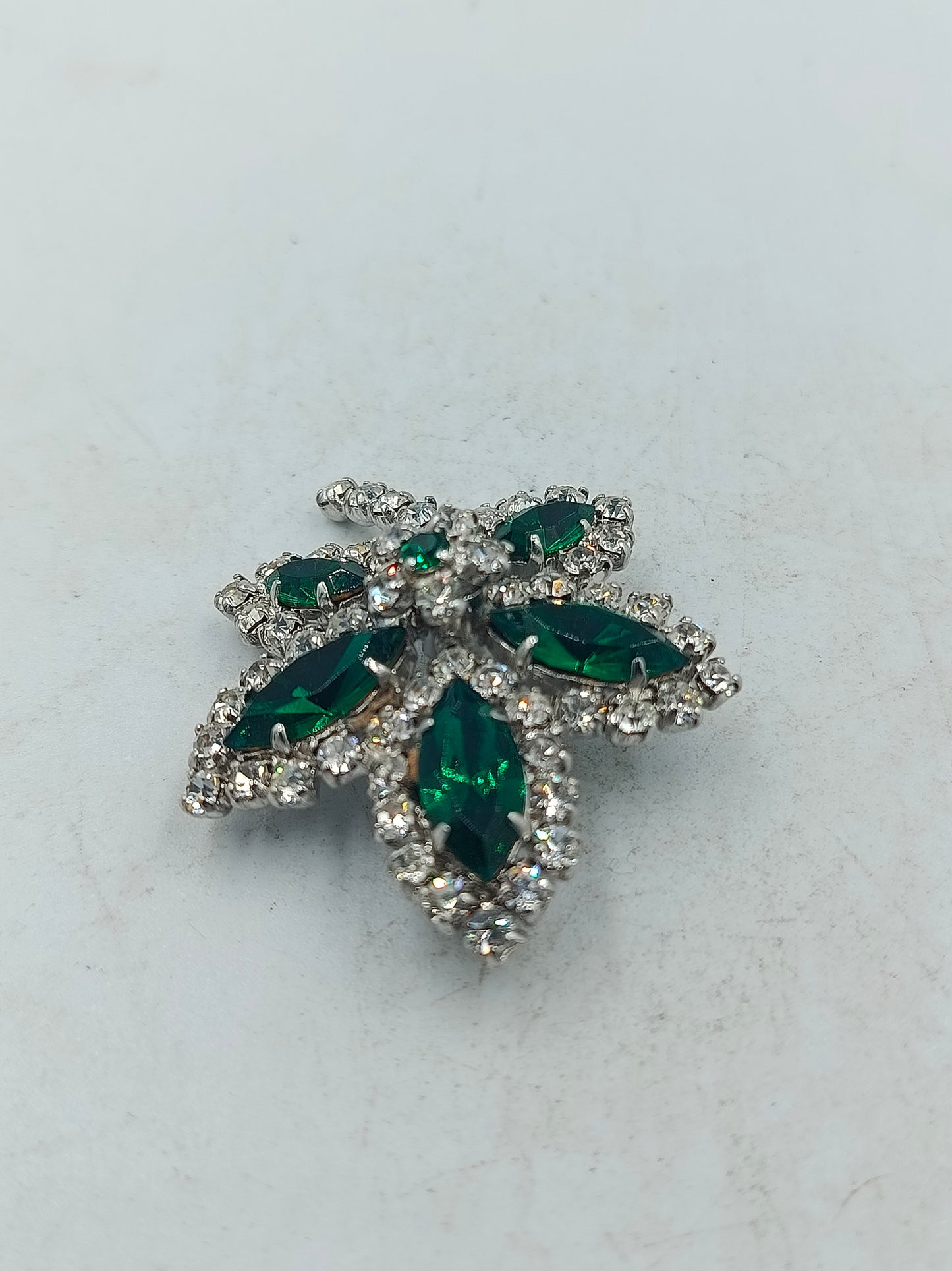 Blütenbrosche in leuchtendem Smaragdgrün mit funkelnden Kristallen