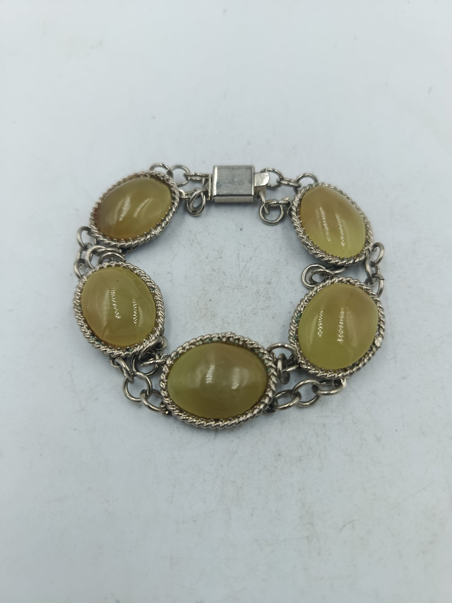 Ovalarmband mit sanft schimmernden Olivsteinen im klassischen Stil