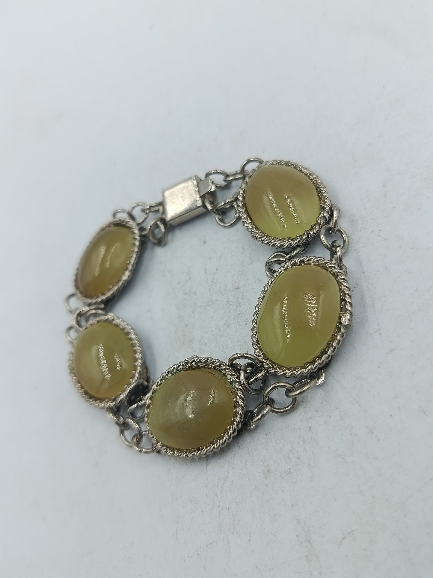 Ovalarmband mit sanft schimmernden Olivsteinen im klassischen Stil