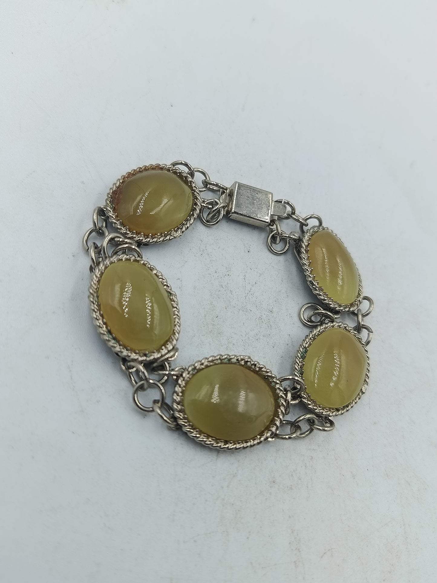 Ovalarmband mit sanft schimmernden Olivsteinen im klassischen Stil