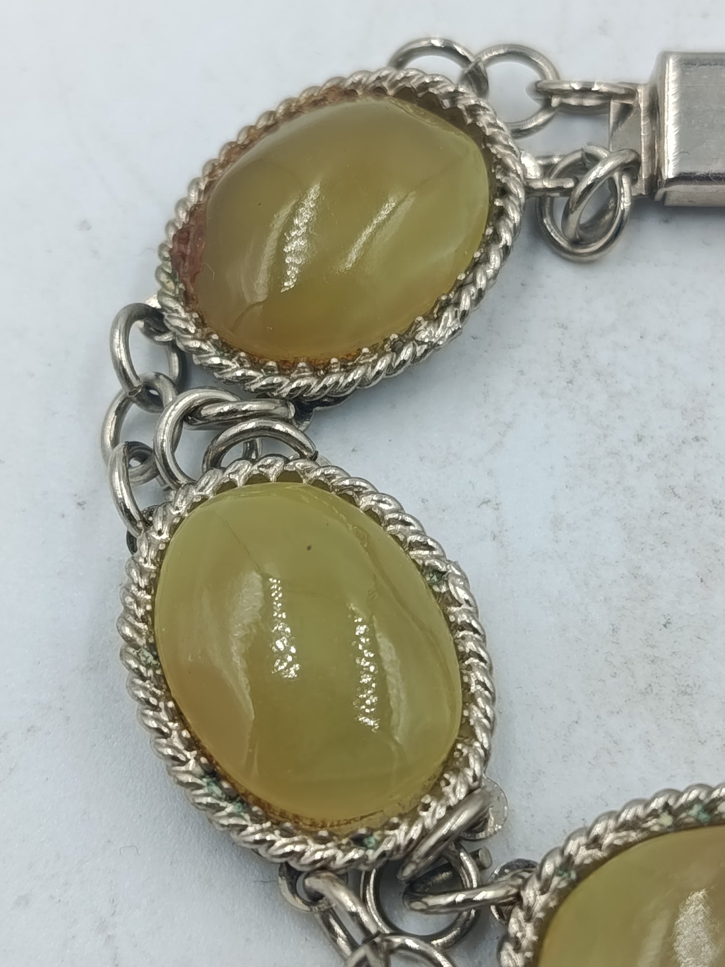 Ovalarmband mit sanft schimmernden Olivsteinen im klassischen Stil