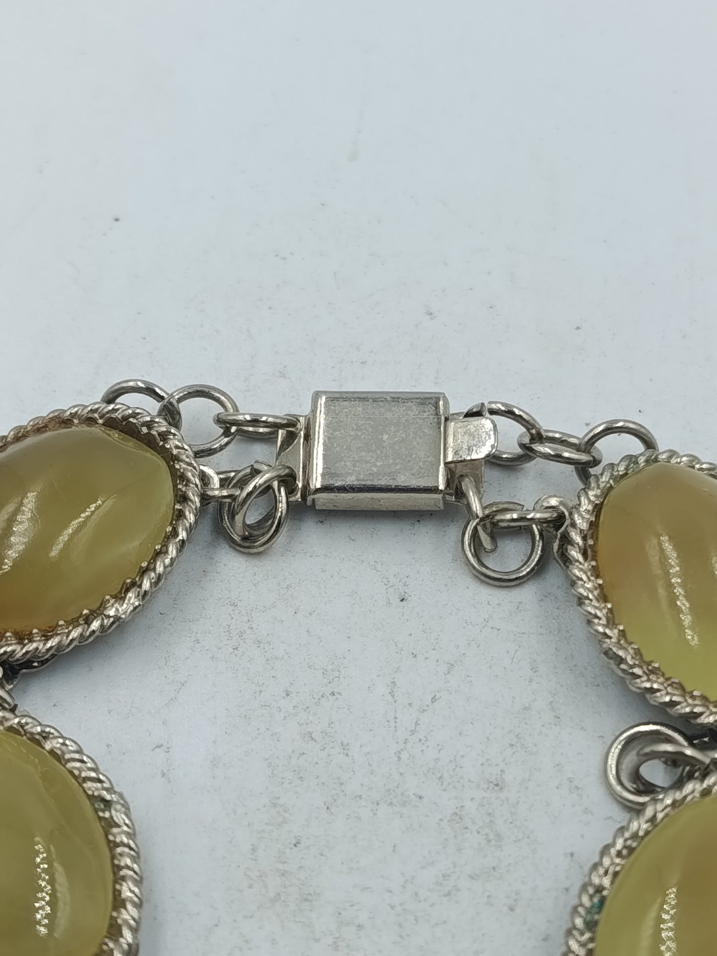 Ovalarmband mit sanft schimmernden Olivsteinen im klassischen Stil