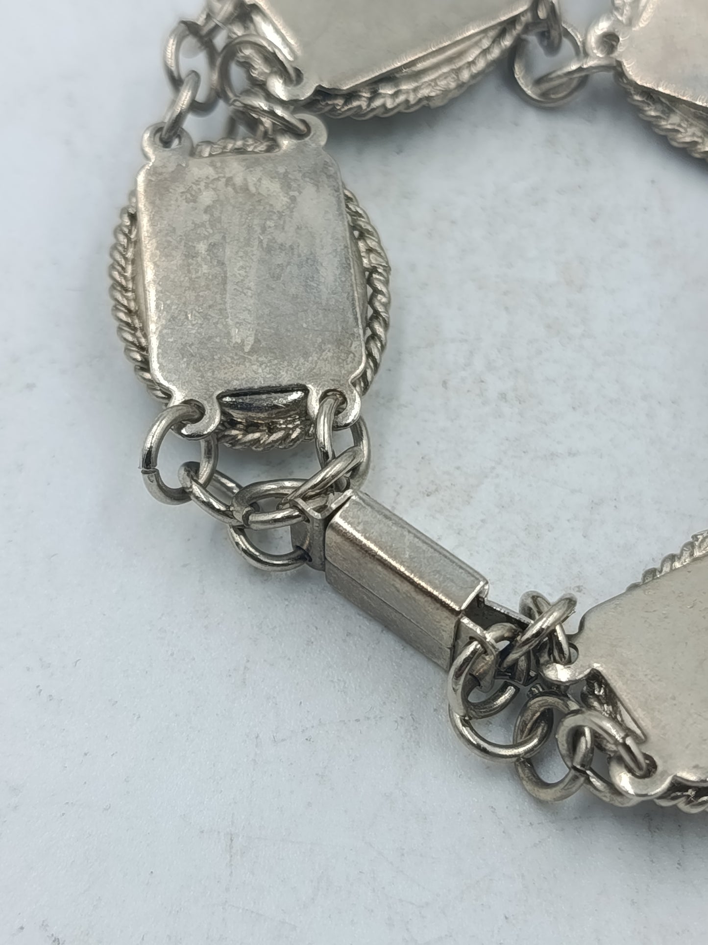 Ovalarmband mit sanft schimmernden Olivsteinen im klassischen Stil