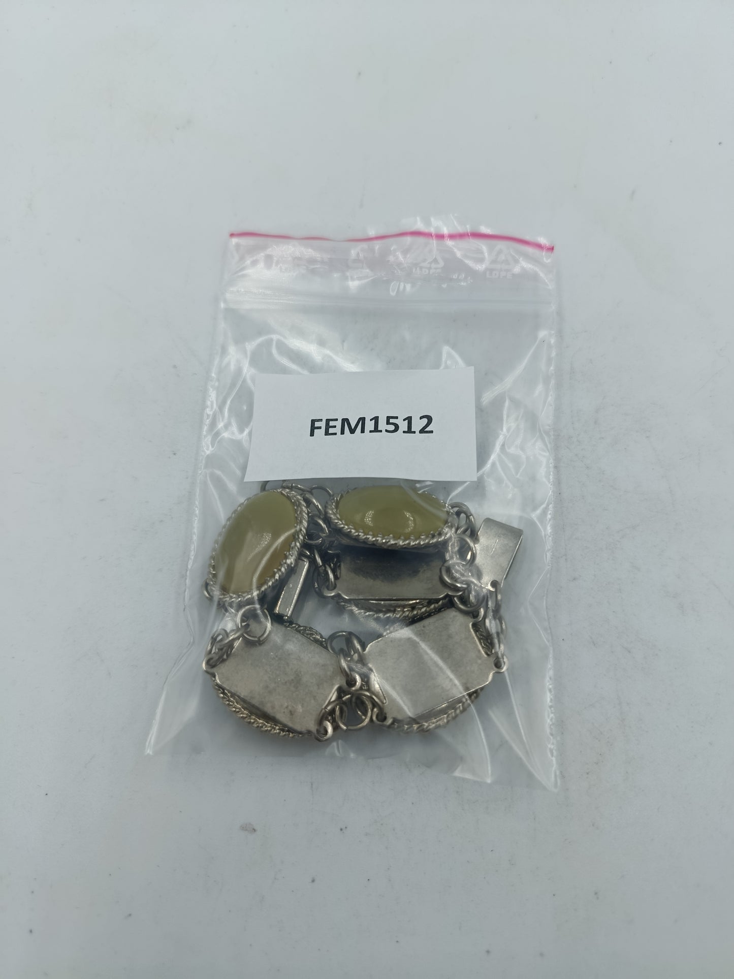 Ovalarmband mit sanft schimmernden Olivsteinen im klassischen Stil