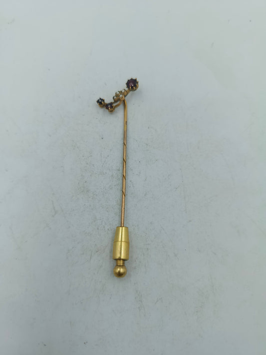 Elegante Anstecknadel mit rubinfarbenen Steinen und zarten Perlenakzenten