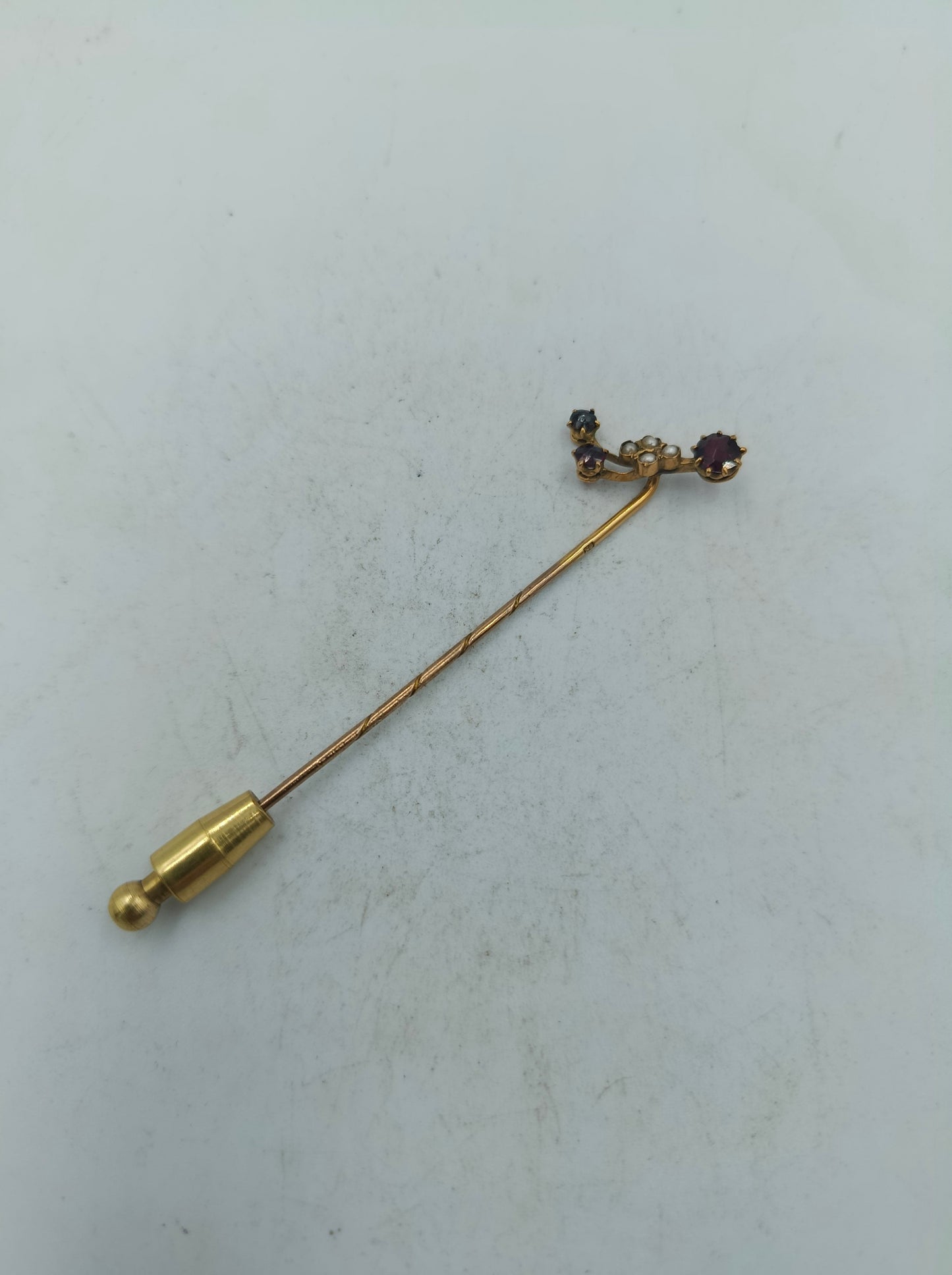 Elegante Anstecknadel mit rubinfarbenen Steinen und zarten Perlenakzenten