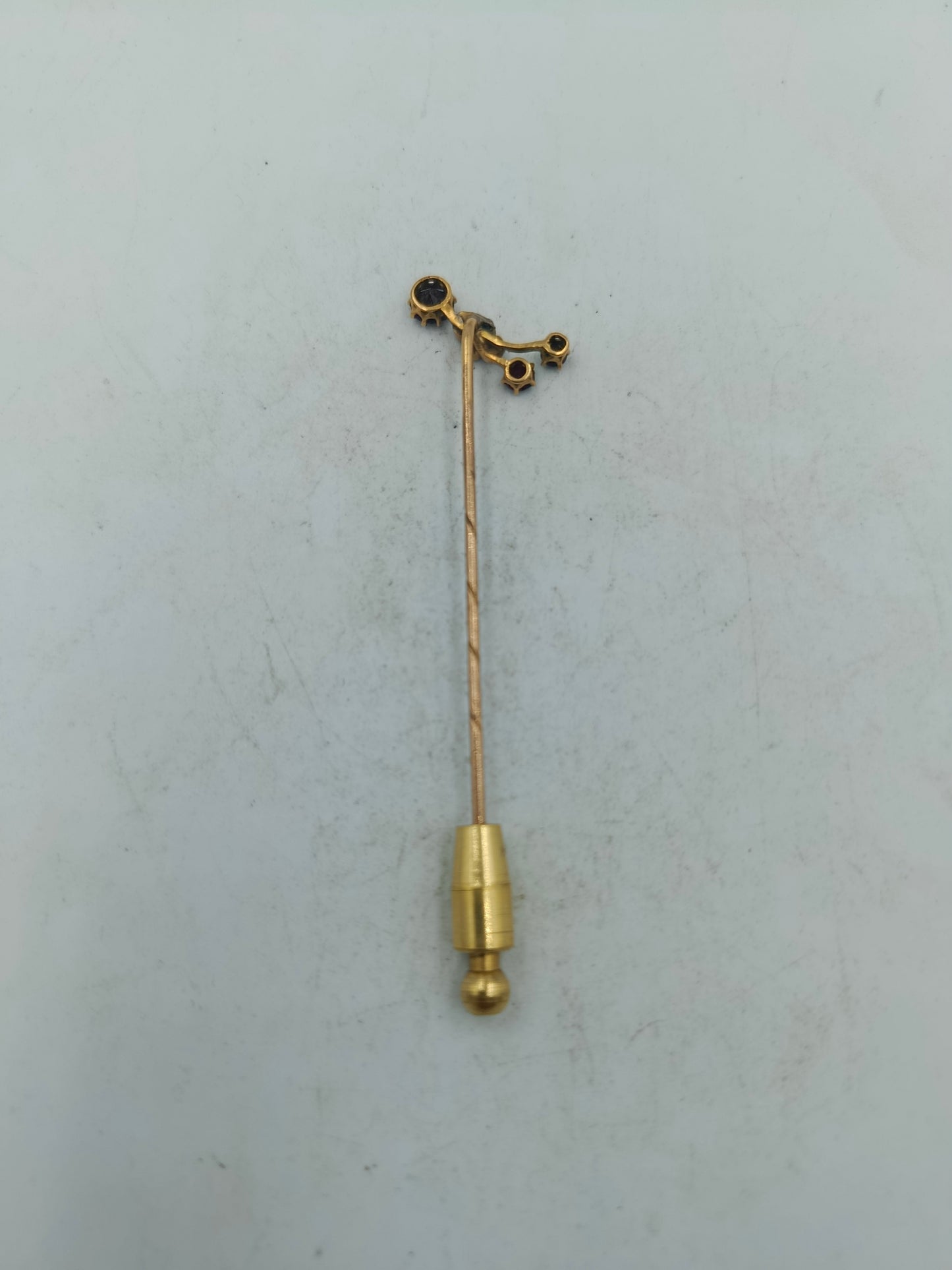 Elegante Anstecknadel mit rubinfarbenen Steinen und zarten Perlenakzenten