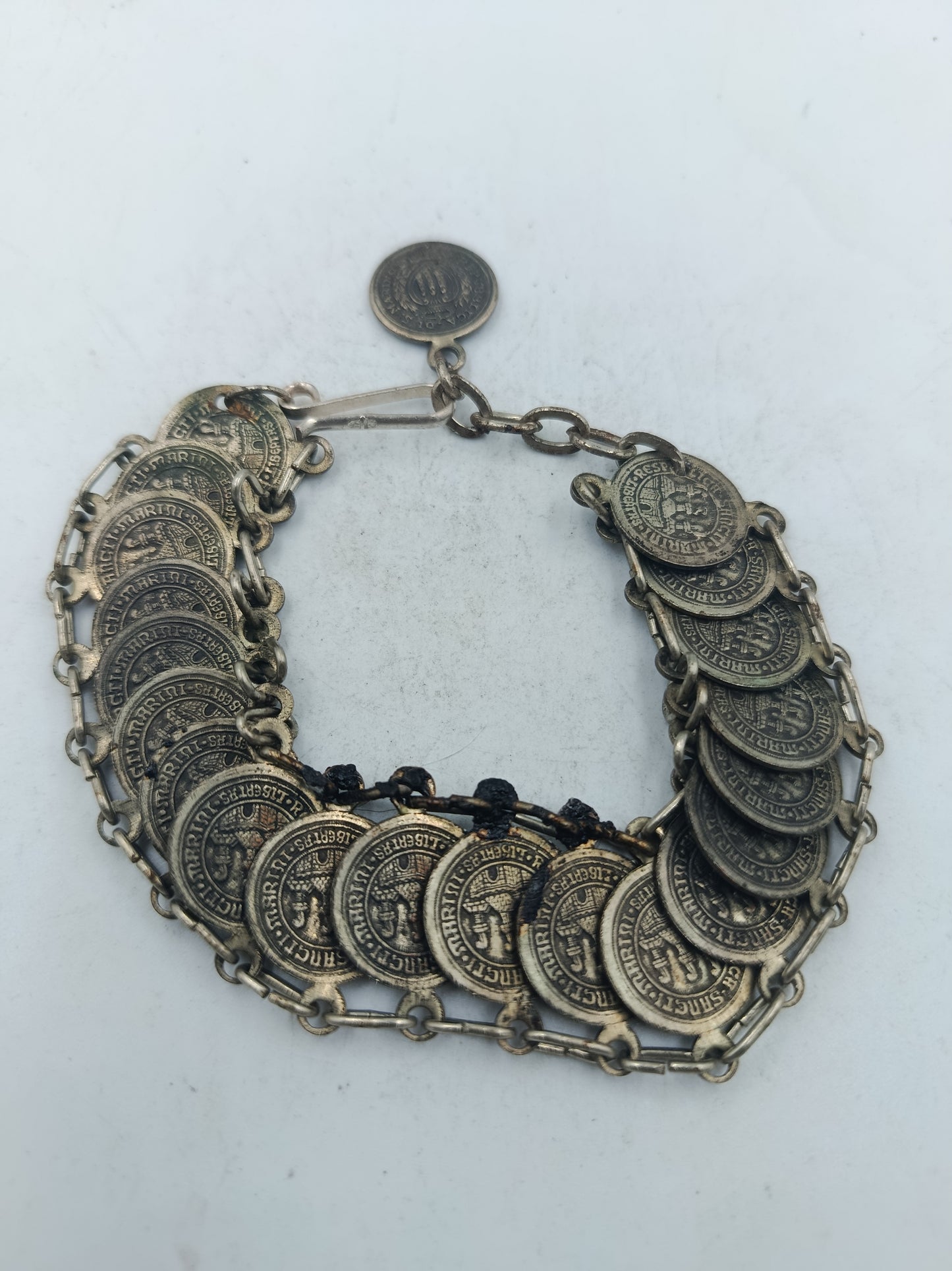 Münzarmband im antiken Stil mit historischen Motiven und markanter Kettenfassung
