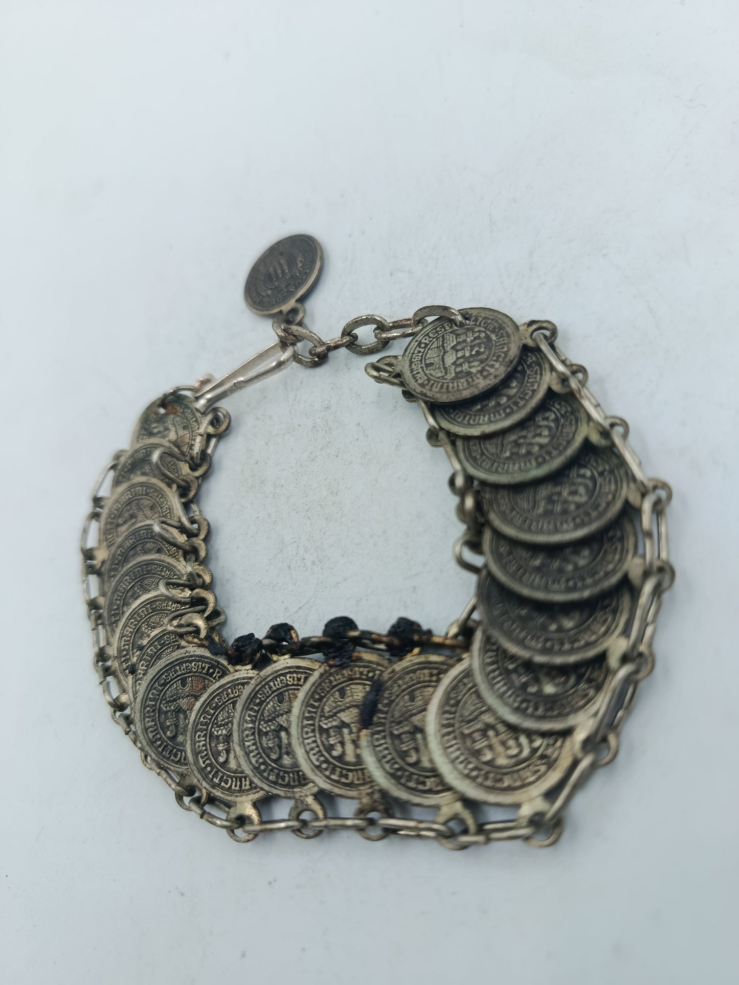 Münzarmband im antiken Stil mit historischen Motiven und markanter Kettenfassung