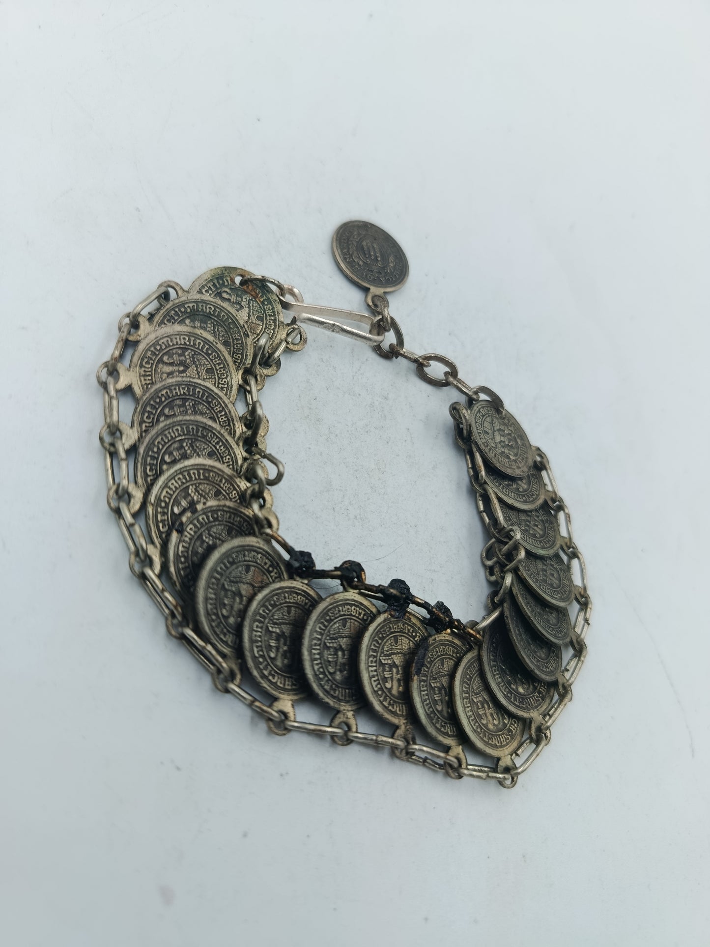 Münzarmband im antiken Stil mit historischen Motiven und markanter Kettenfassung