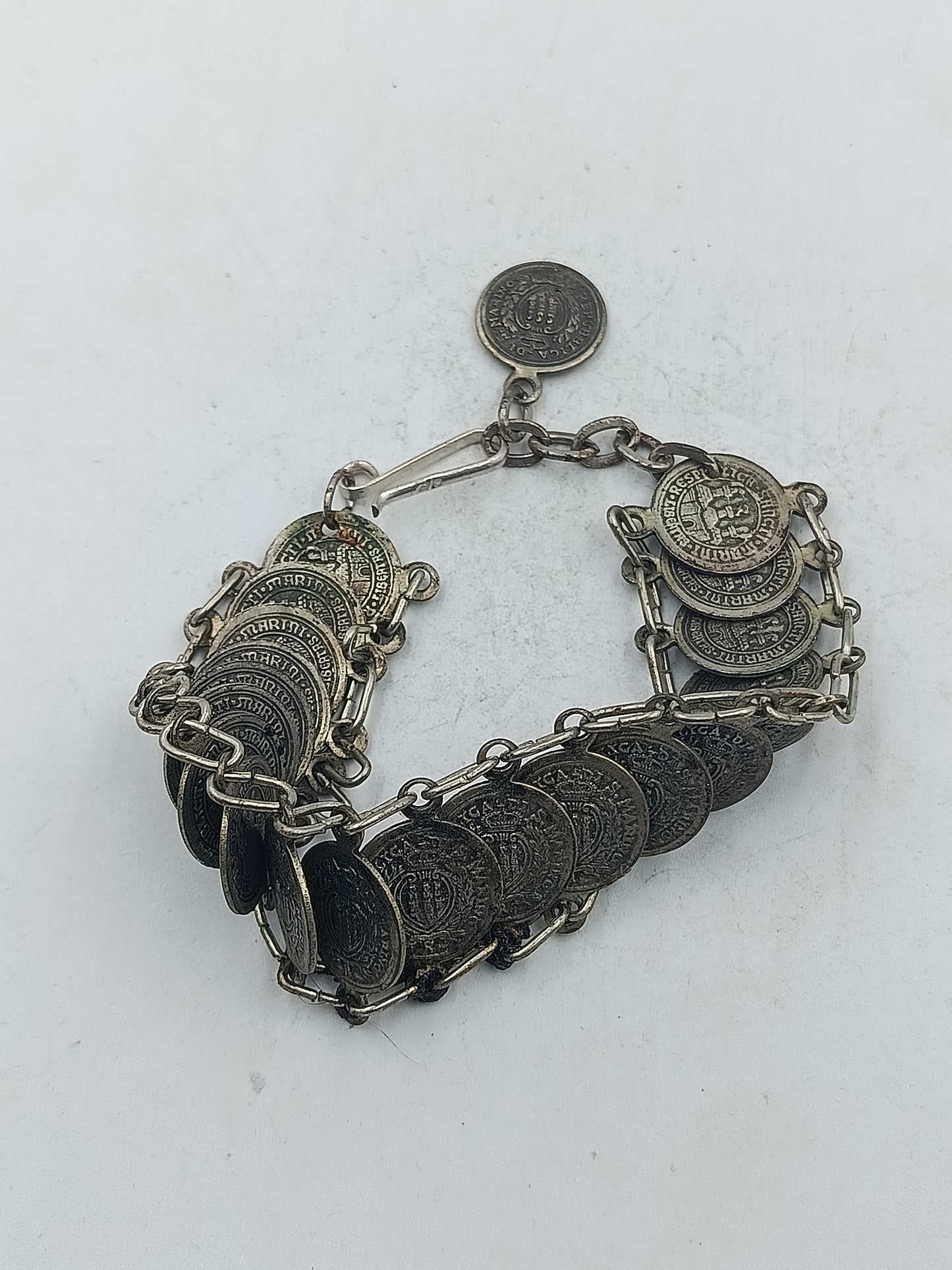 Münzarmband im antiken Stil mit historischen Motiven und markanter Kettenfassung