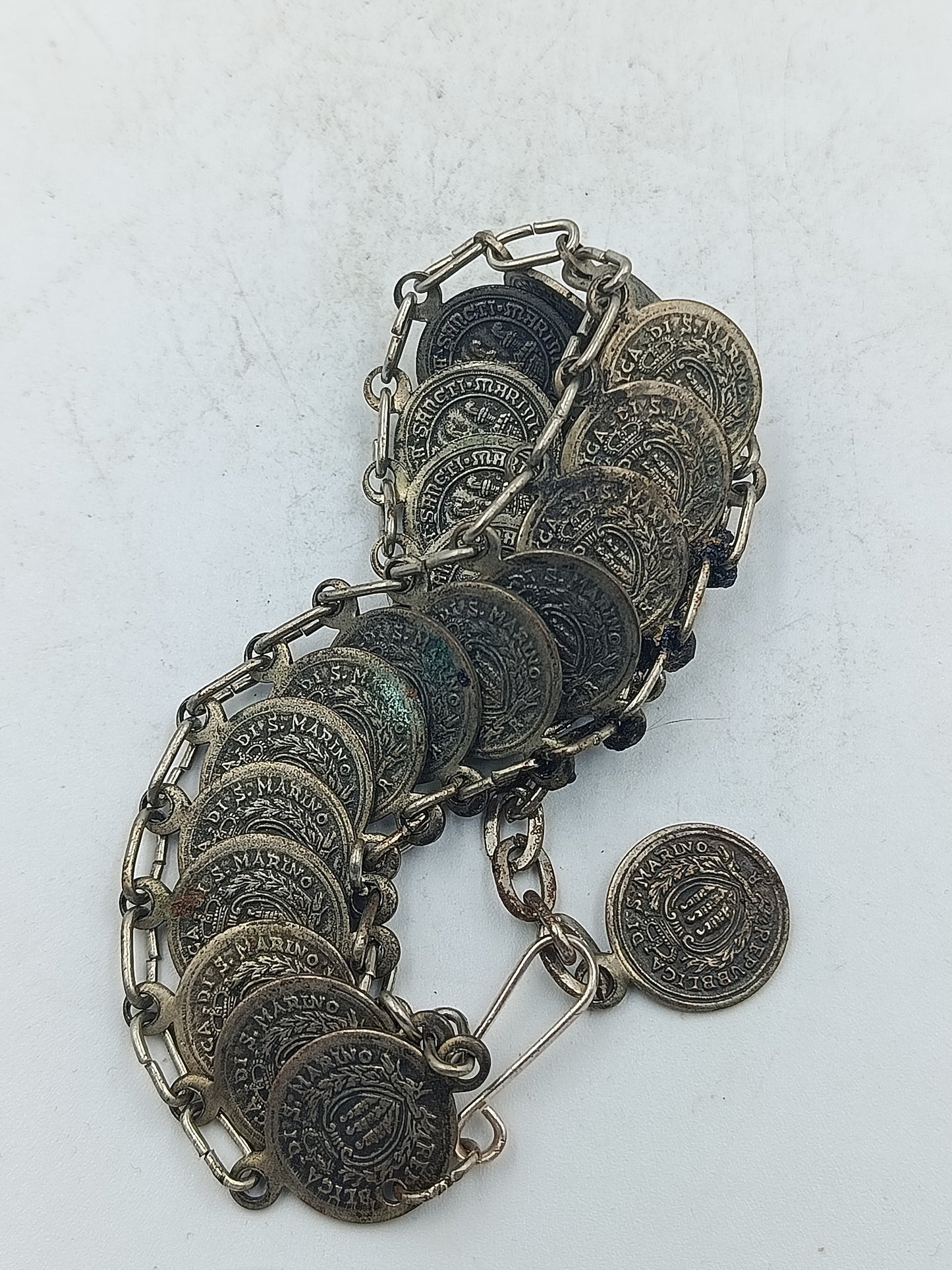 Münzarmband im antiken Stil mit historischen Motiven und markanter Kettenfassung