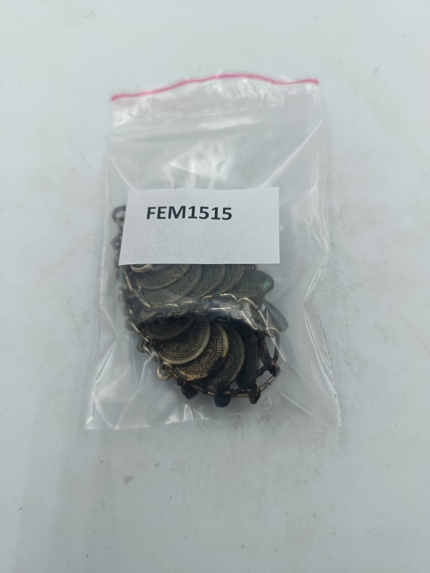 Münzarmband im antiken Stil mit historischen Motiven und markanter Kettenfassung