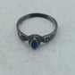 Schmaler Silberring mit tiefblauem Stein und kunstvoller Gravur im klassischen Design