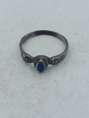 Schmaler Silberring mit tiefblauem Stein und kunstvoller Gravur