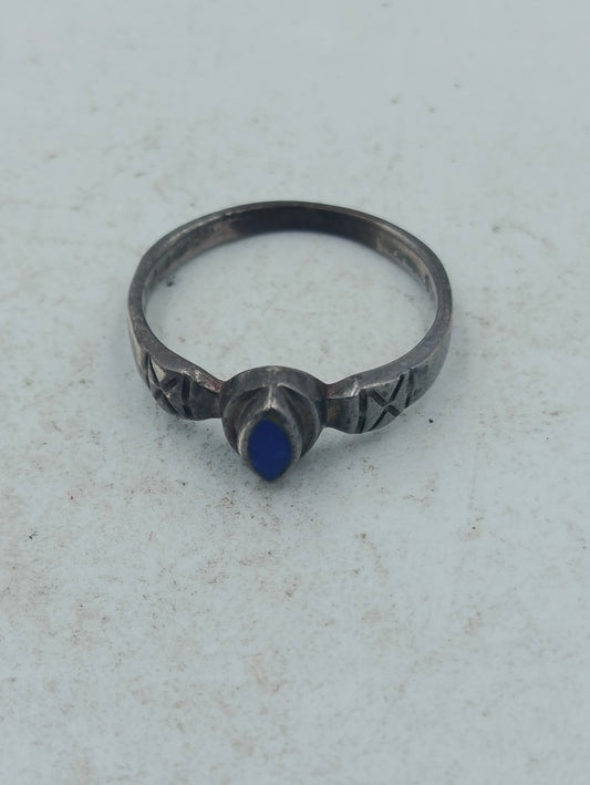 Schmaler Silberring mit tiefblauem Stein und kunstvoller Gravur im klassischen Design