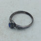 Schmaler Silberring mit tiefblauem Stein und kunstvoller Gravur im klassischen Design