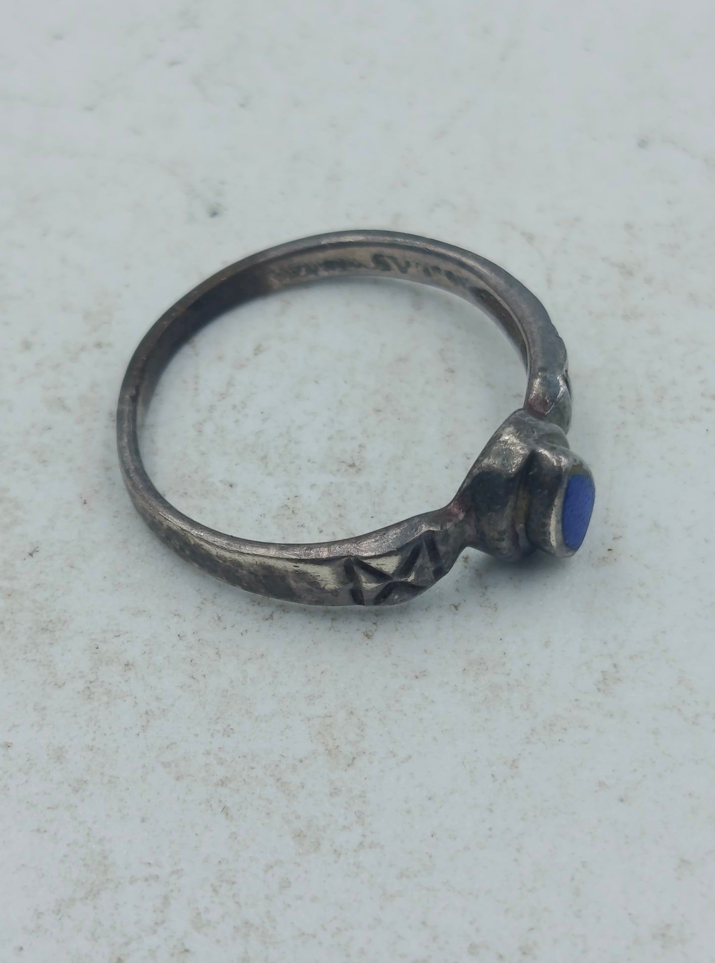 Schmaler Silberring mit tiefblauem Stein und kunstvoller Gravur im klassischen Design