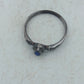 Schmaler Silberring mit tiefblauem Stein und kunstvoller Gravur im klassischen Design