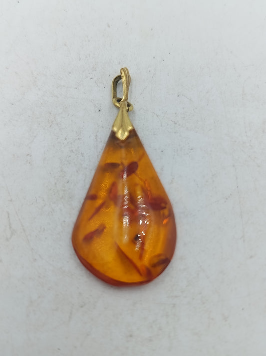 Bernsteinanhaenger in Tropfenform mit warmem Honigton und eleganter goldfarbener Oese