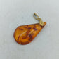 Bernsteinanhaenger in Tropfenform mit warmem Honigton und eleganter goldfarbener Oese