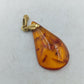 Bernsteinanhaenger in Tropfenform mit warmem Honigton und eleganter goldfarbener Oese