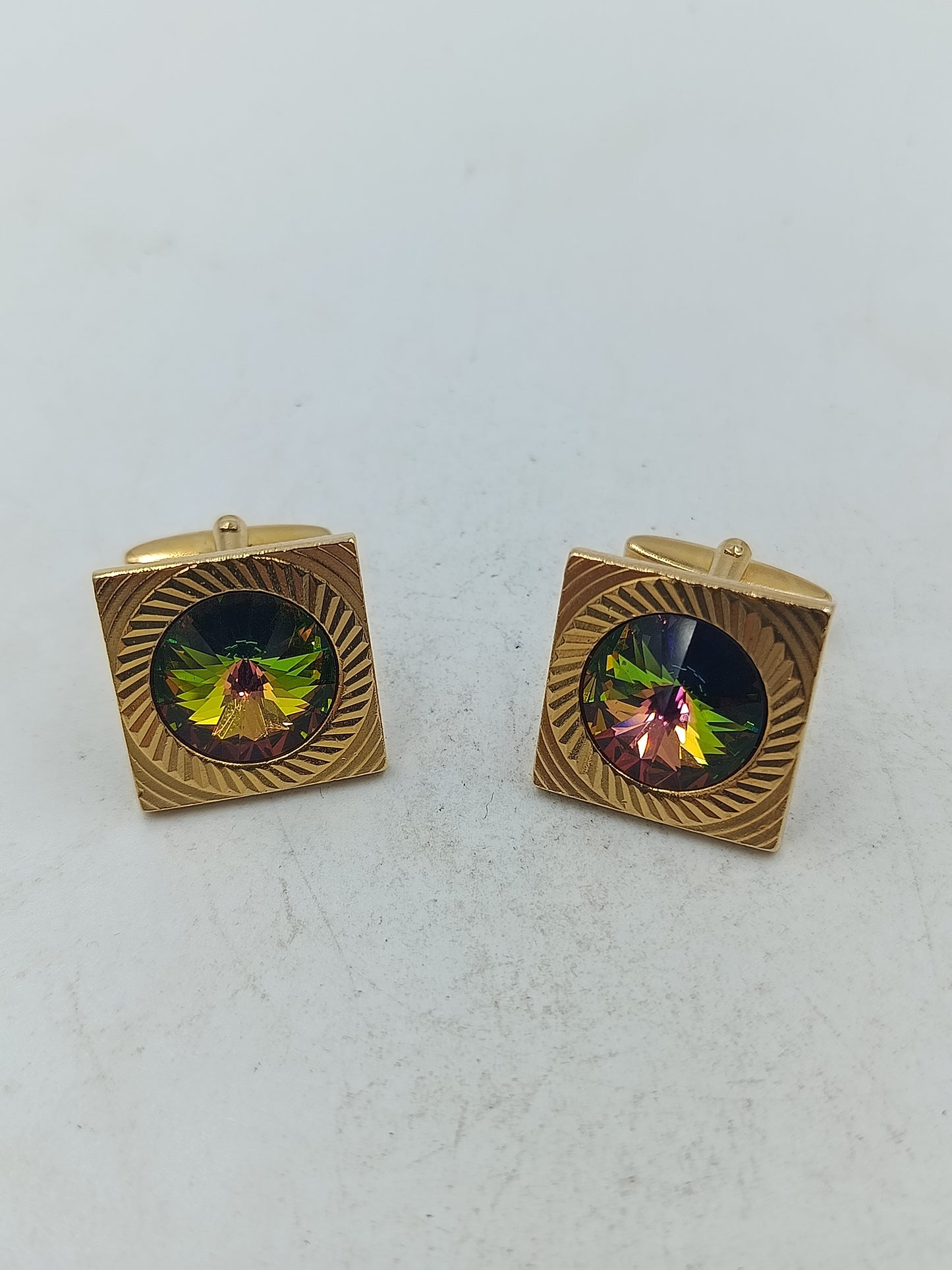 Quadratische Manschettenknoepfe mit schillerndem Kristall und goldfarben