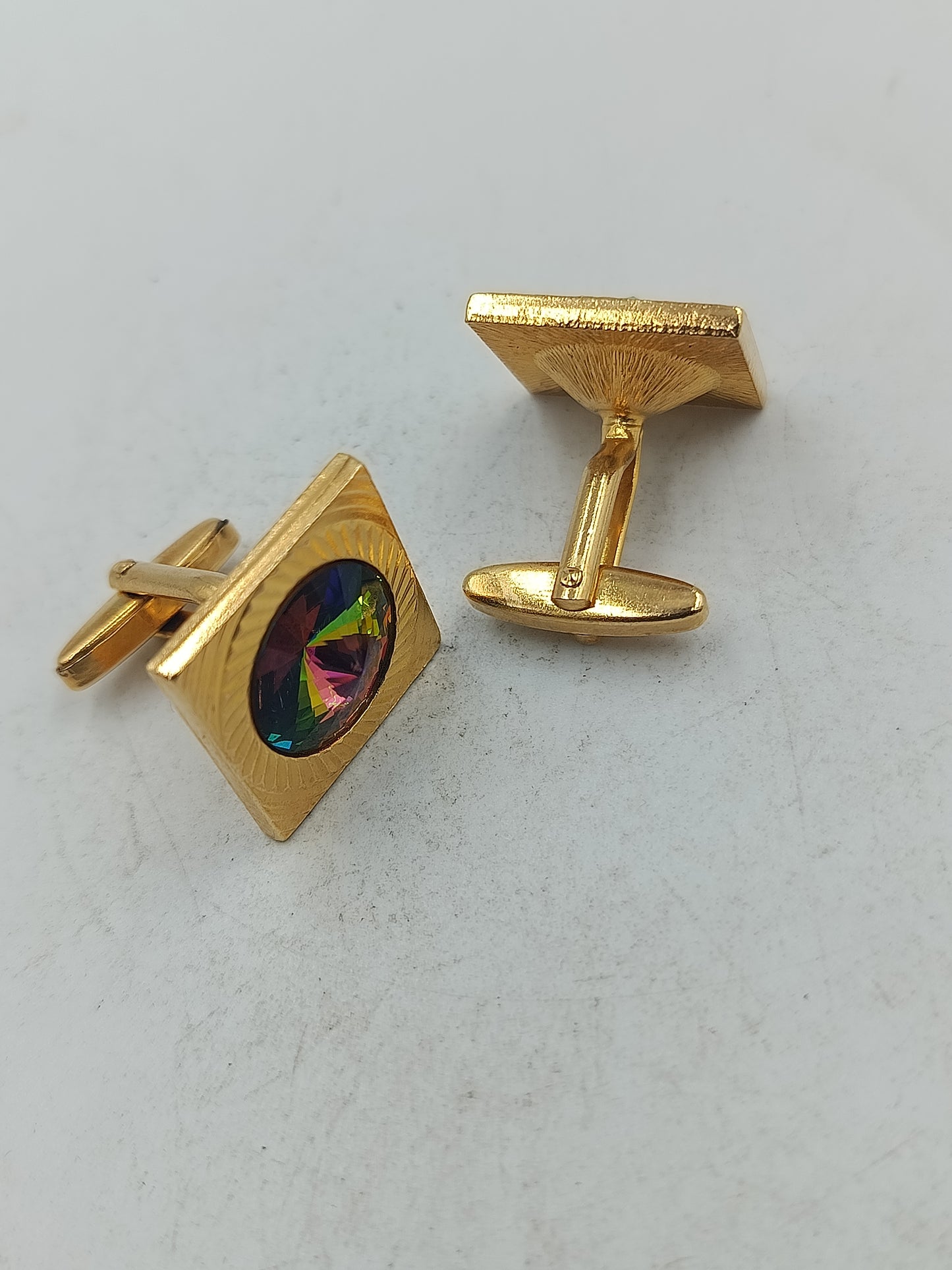 Quadratische Manschettenknoepfe mit schillerndem Kristall und goldfarben