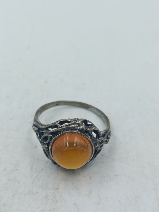 Ring mit bernsteinfarbenem Stein und kunstvoll durchbrochener Silberoptik im klassischen Design