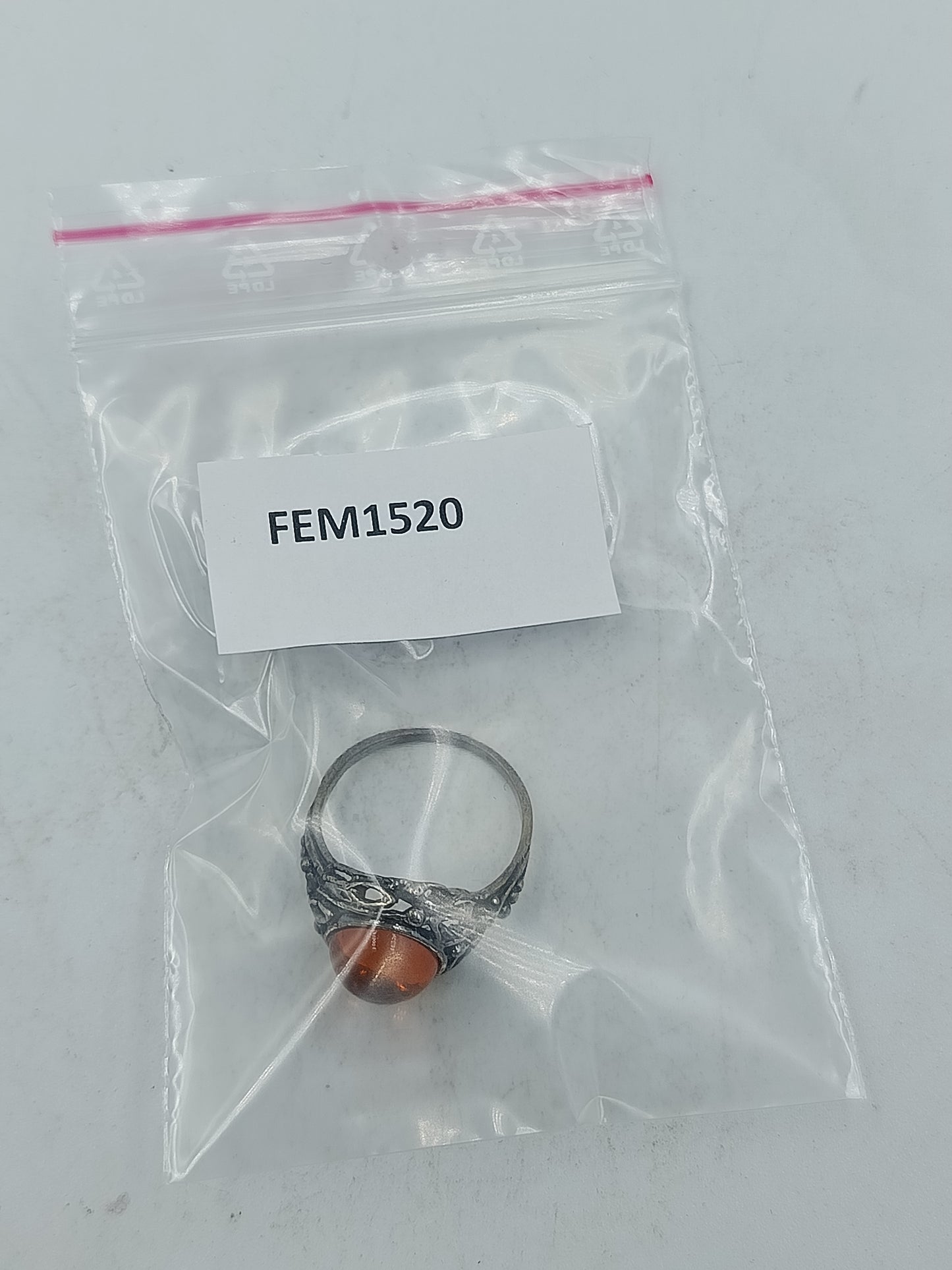 Ring mit bernsteinfarbenem Stein und kunstvoll durchbrochener Silberoptik im klassischen Design