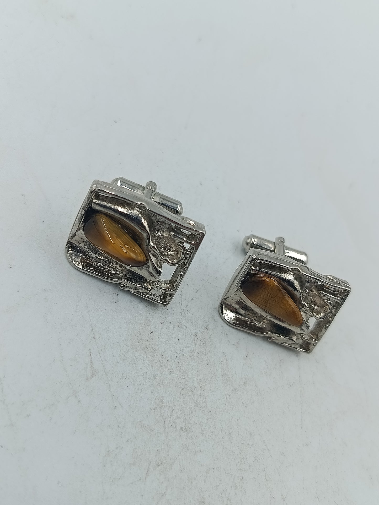 Versilbrte Manschettenknöpfe mit Tigerauge in modernem Design