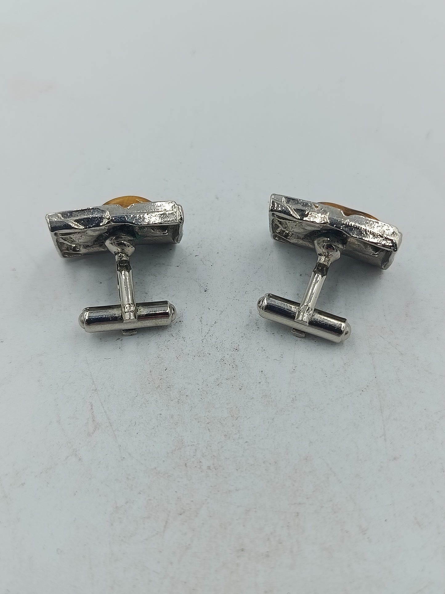 Versilbrte Manschettenknöpfe mit Tigerauge in modernem Design