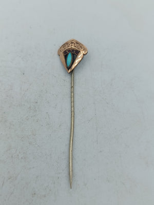 Art déco Nadel mit schimmerndem Opal und roten Akzenten