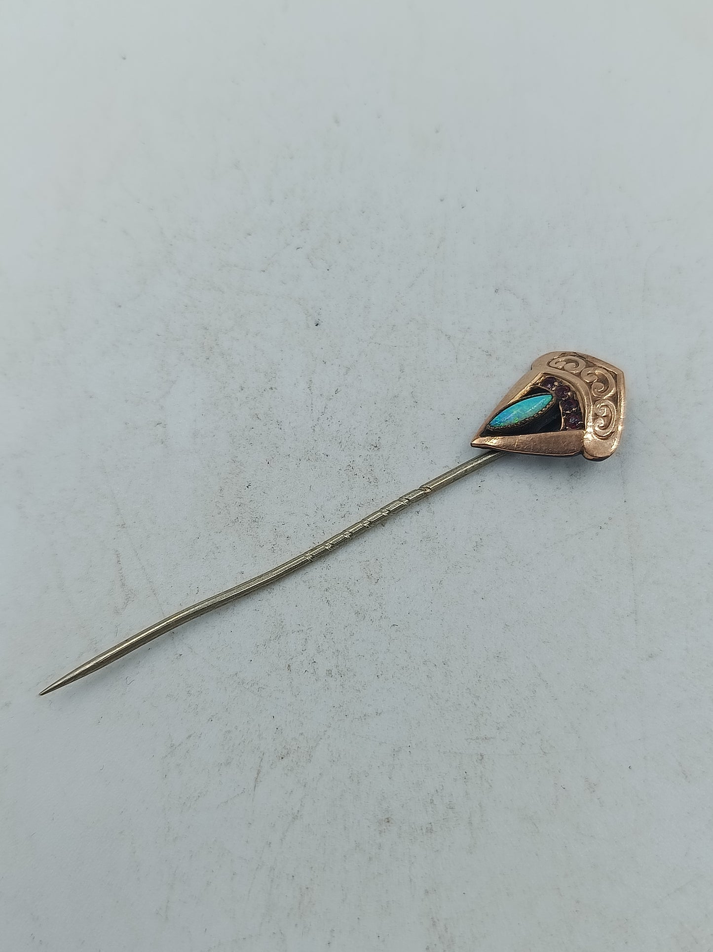 Art déco Nadel mit schimmerndem Opal und roten Akzenten