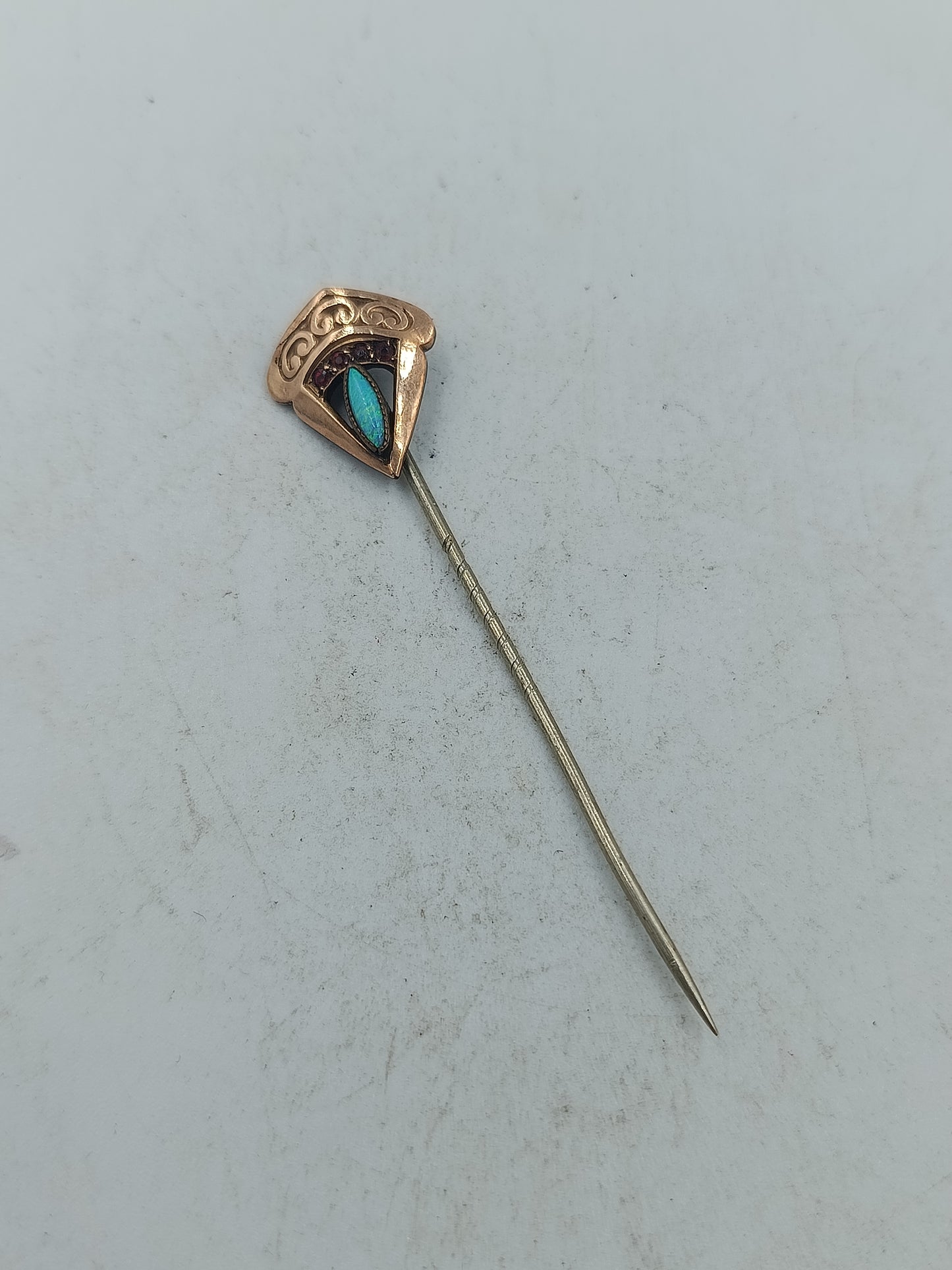 Art déco Nadel mit schimmerndem Opal und roten Akzenten