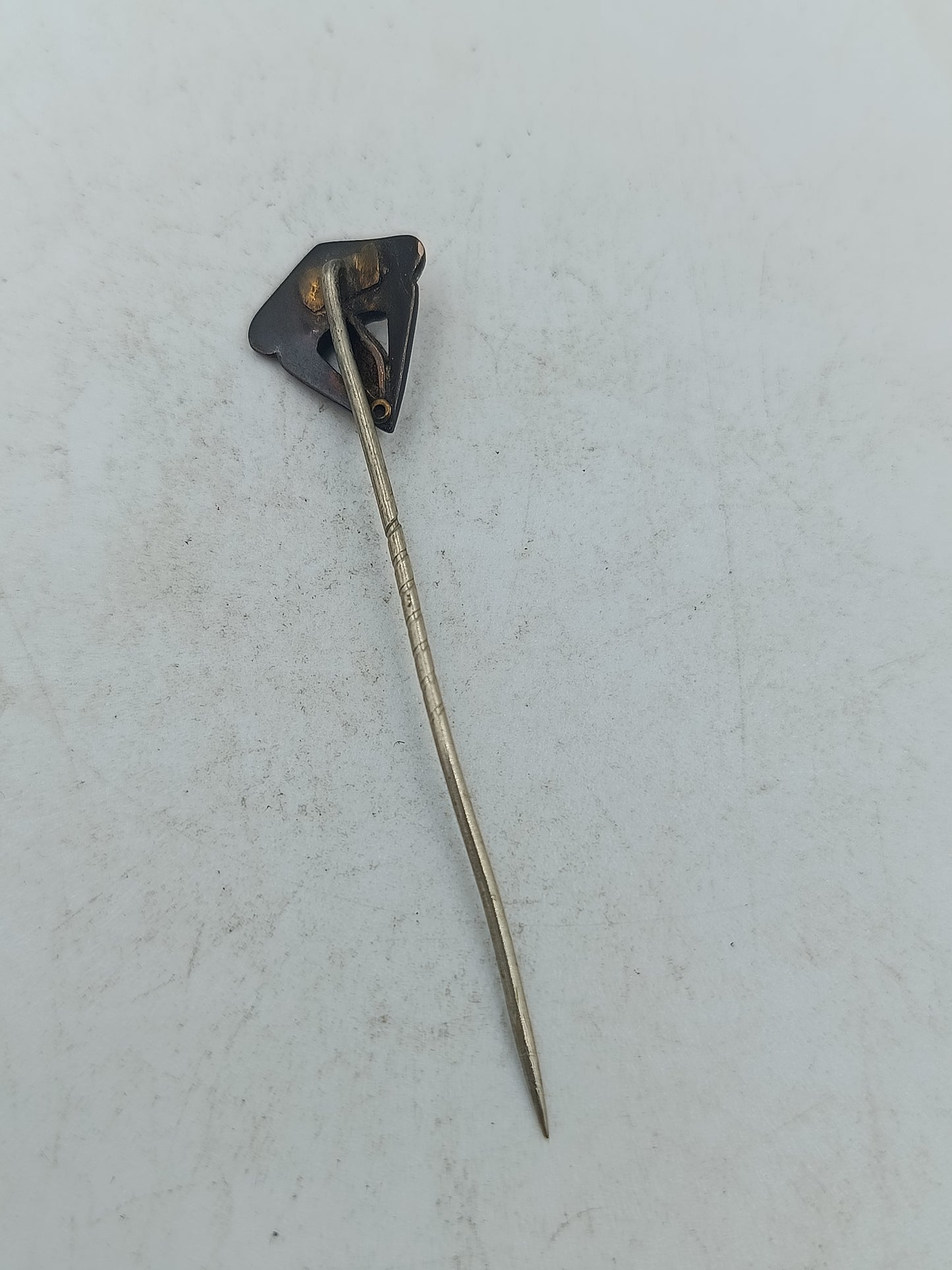 Art déco Nadel mit schimmerndem Opal und roten Akzenten