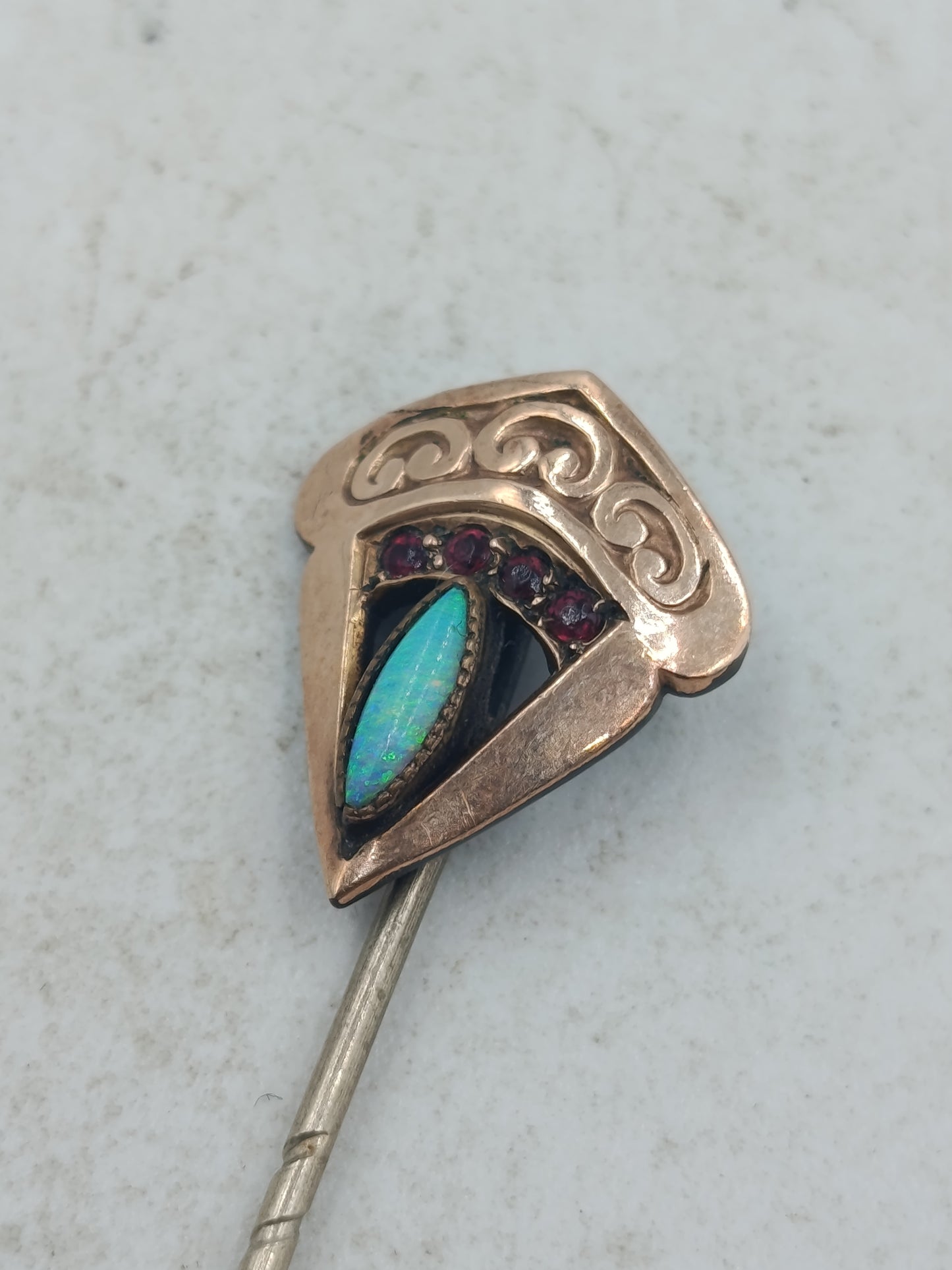 Art déco Nadel mit schimmerndem Opal und roten Akzenten