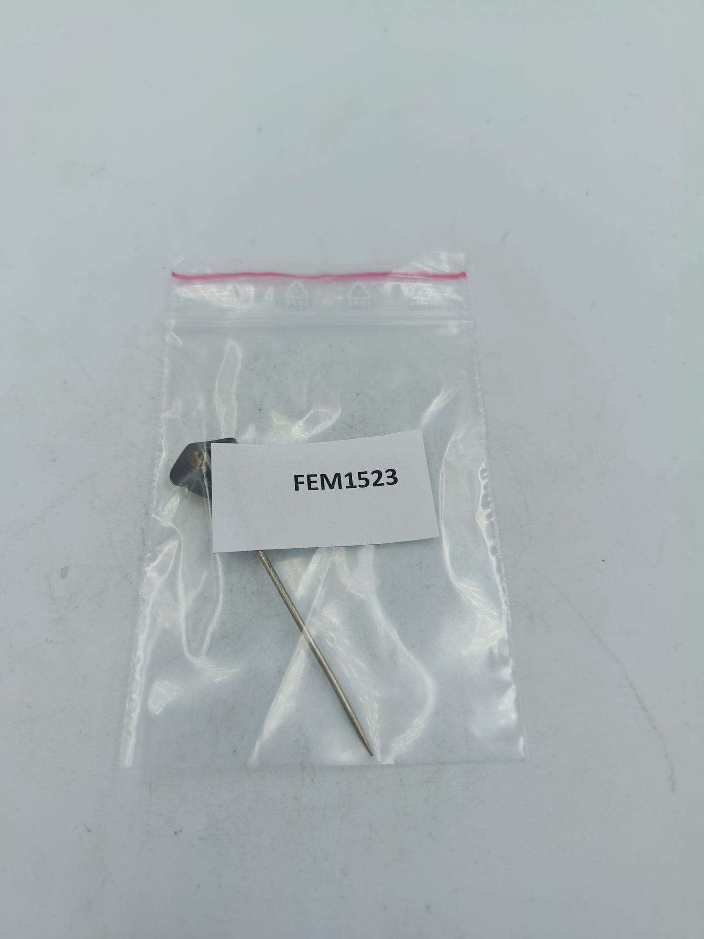 Art déco Nadel mit schimmerndem Opal und roten Akzenten