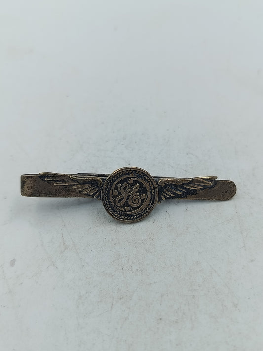 Vintage Krawattennadel mit GE-Monogramm und Flügelmotiv