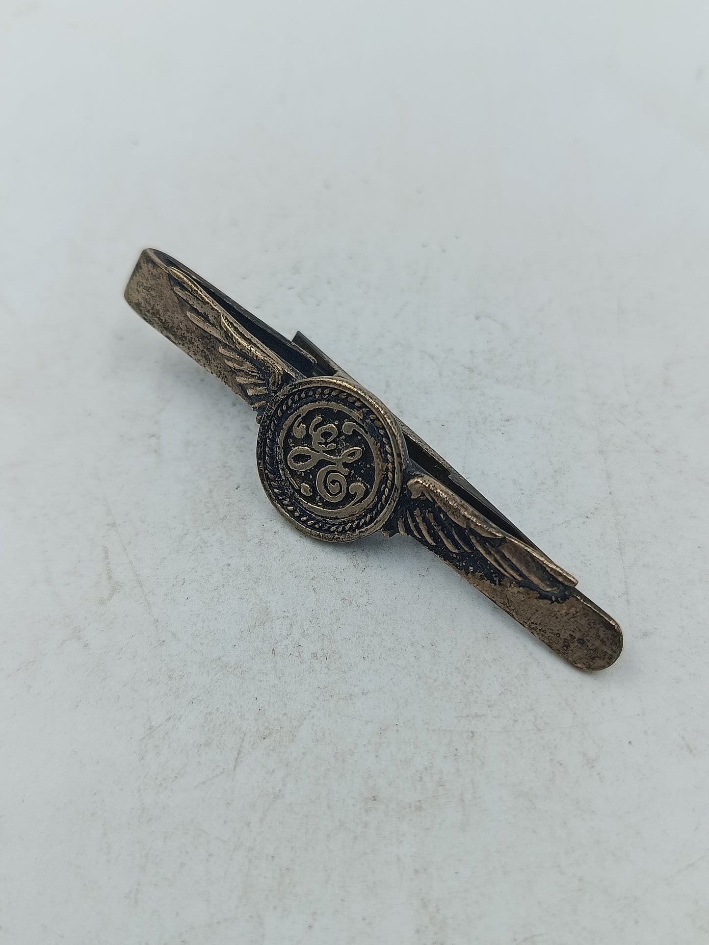 Vintage Krawattennadel mit GE-Monogramm und Flügelmotiv