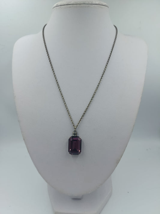 Silberne Kette mit violettem Stein in klassischem Design