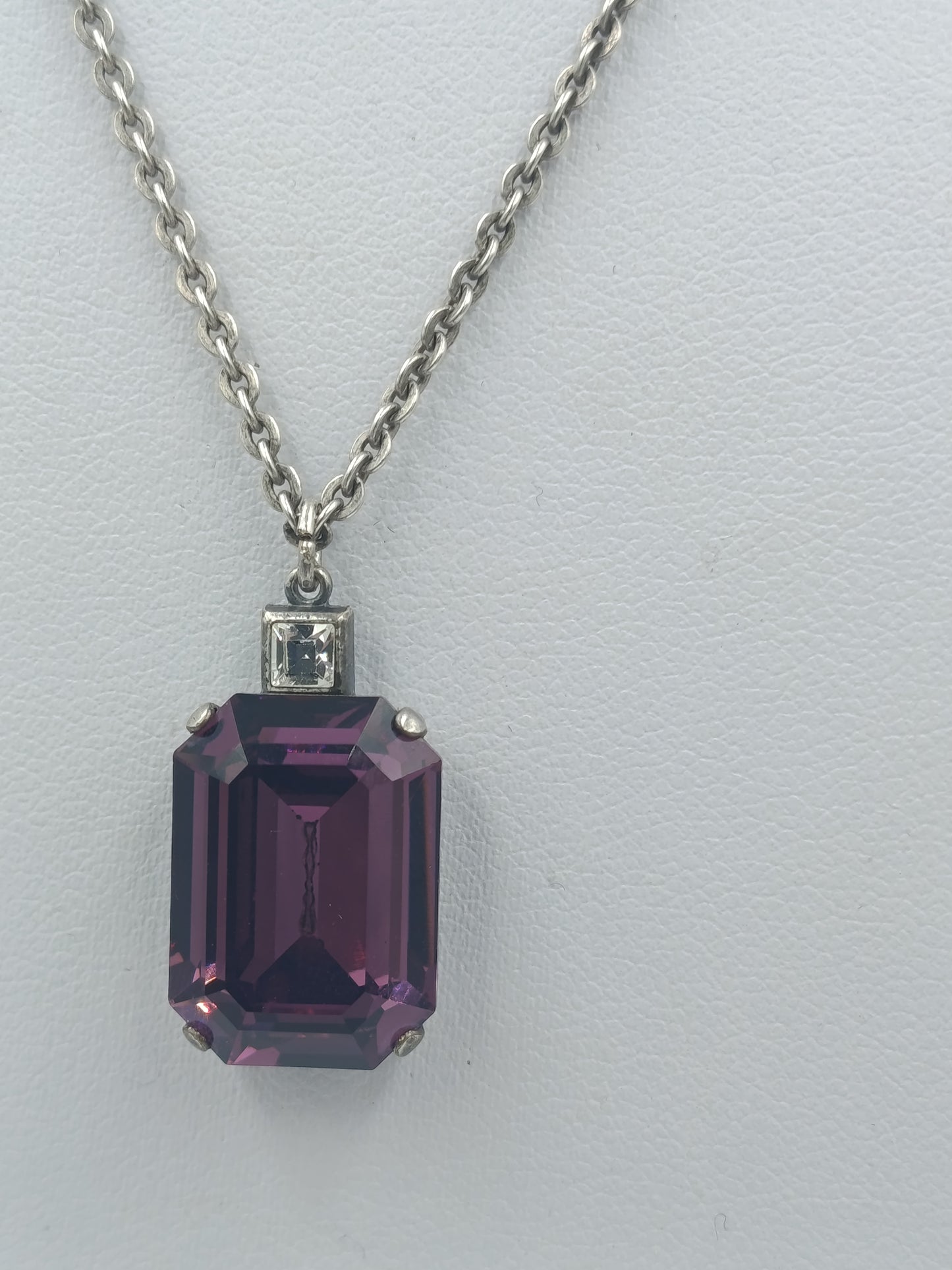Silberne Kette mit violettem Stein in klassischem Design