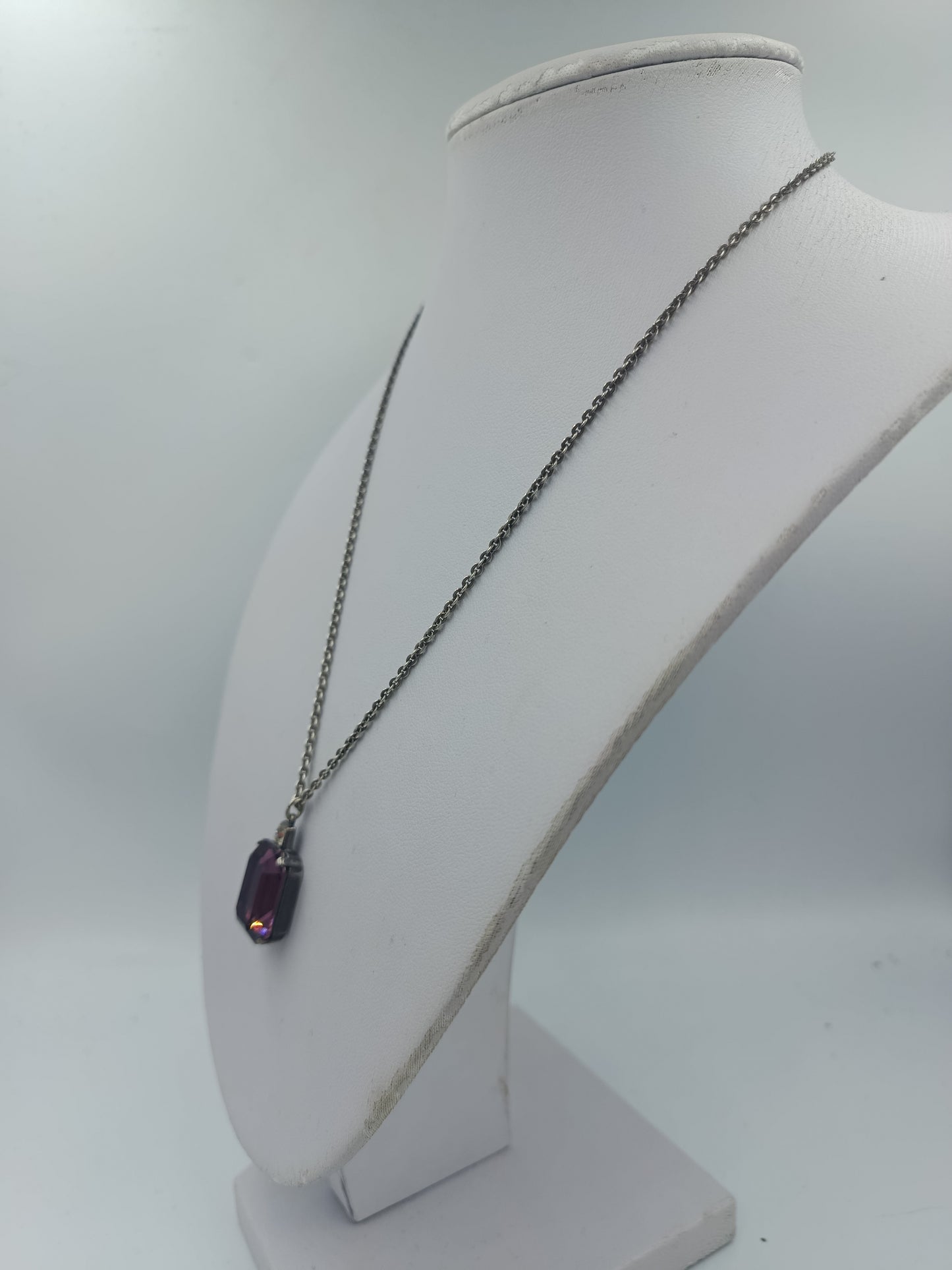 Silberne Kette mit violettem Stein in klassischem Design