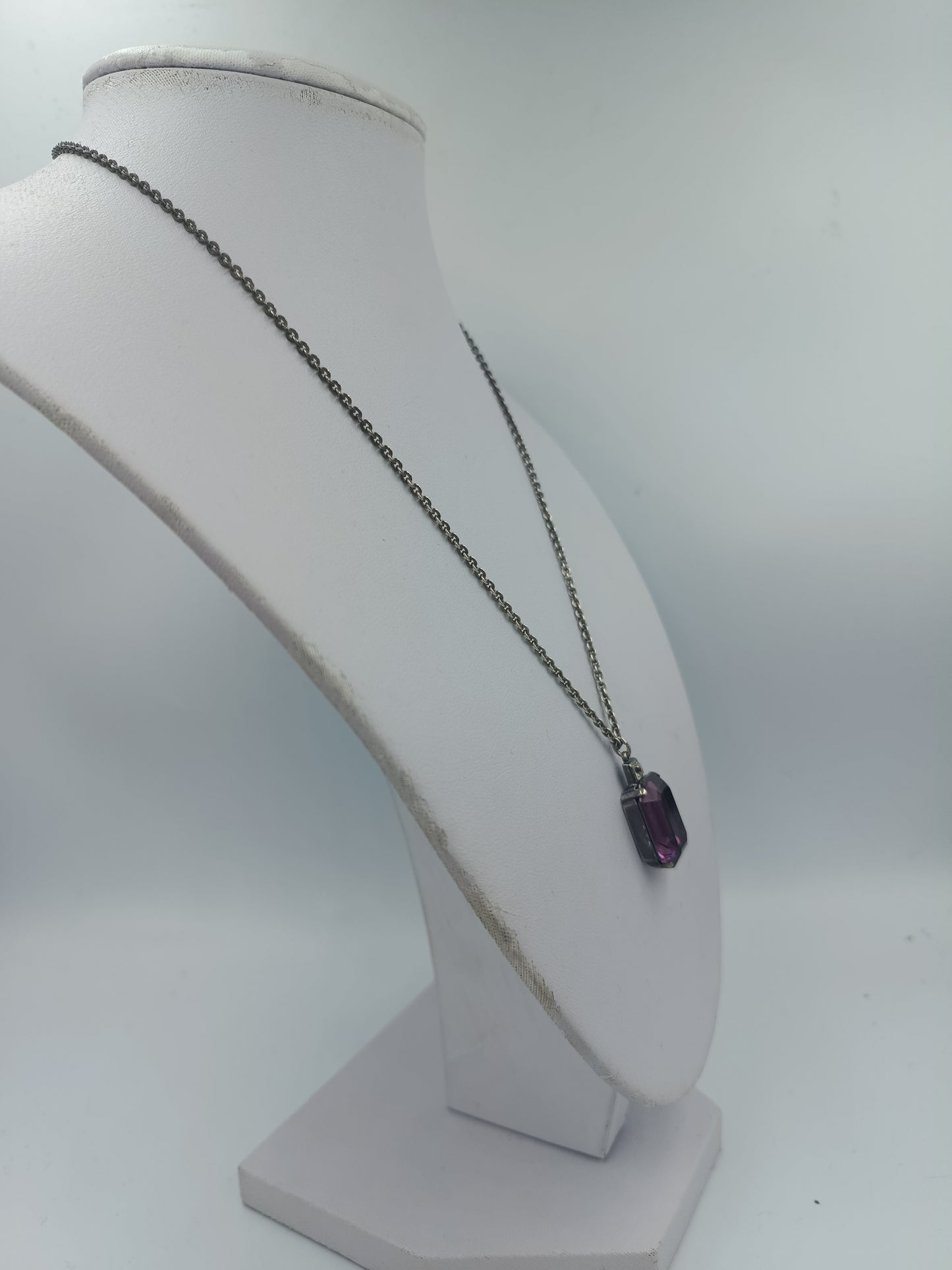 Silberne Kette mit violettem Stein in klassischem Design