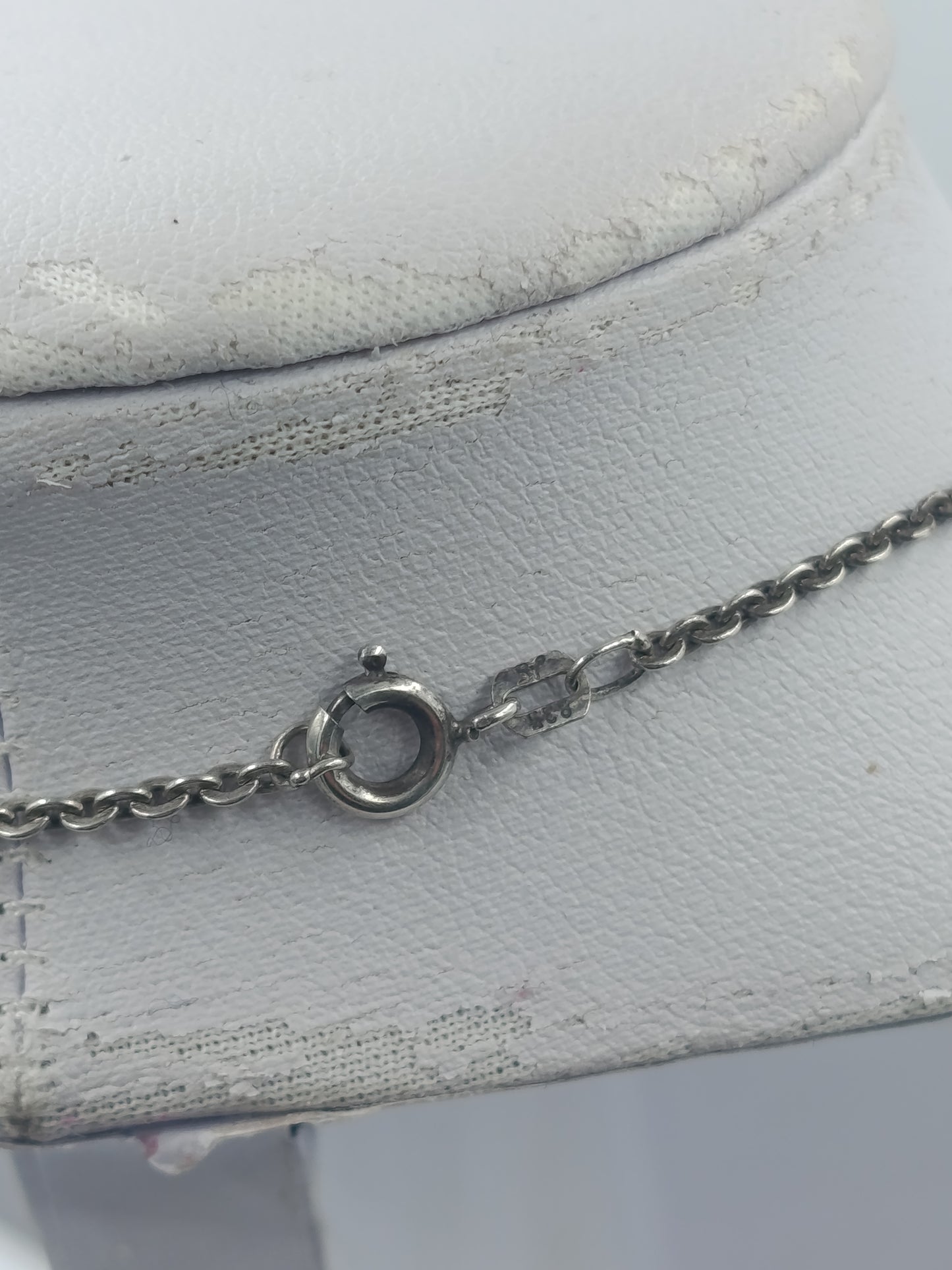 Silberne Kette mit violettem Stein in klassischem Design