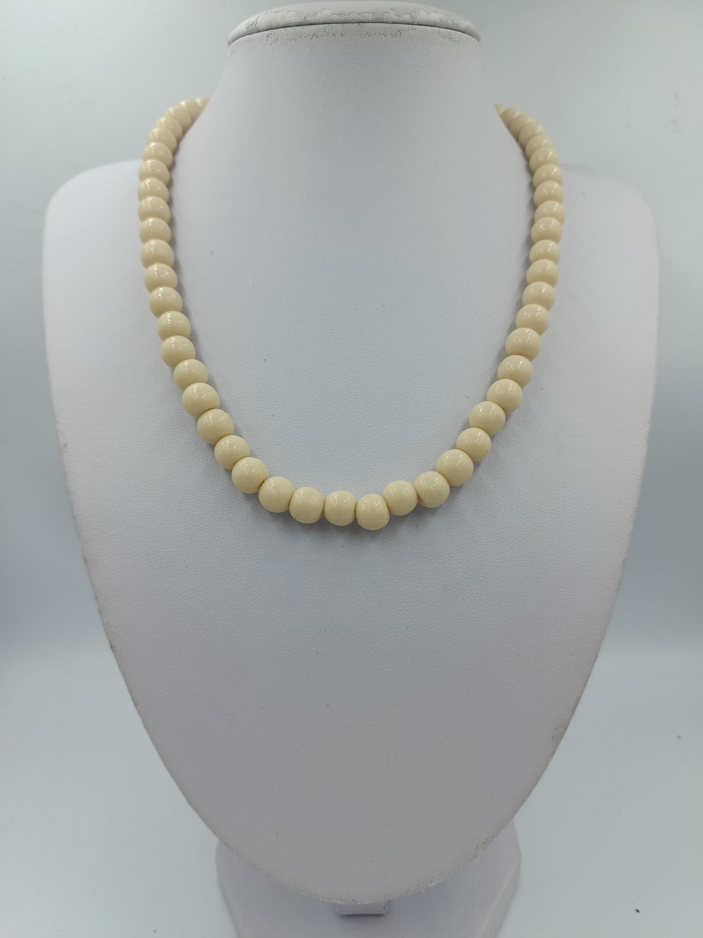 Cremefarbene Perlenkette in klassischem zeitlosem Design
