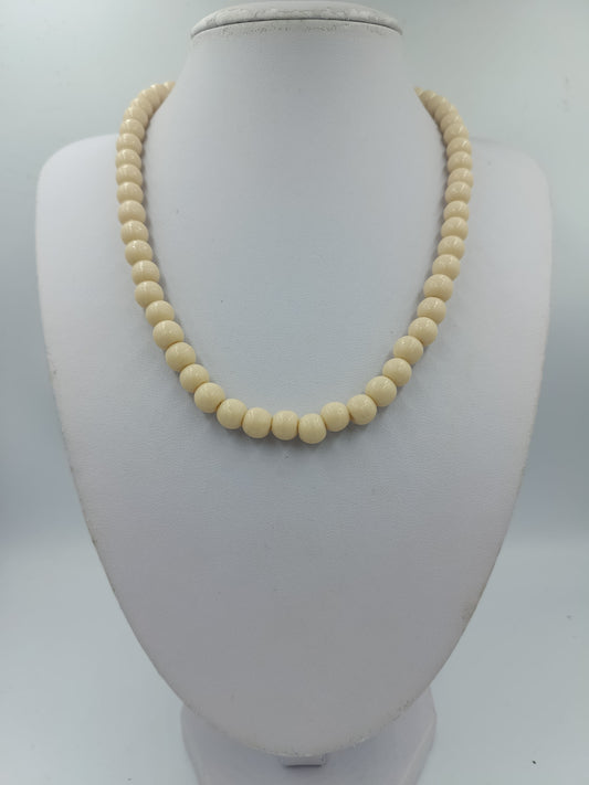 Cremefarbene Perlenkette in klassischem zeitlosem Design