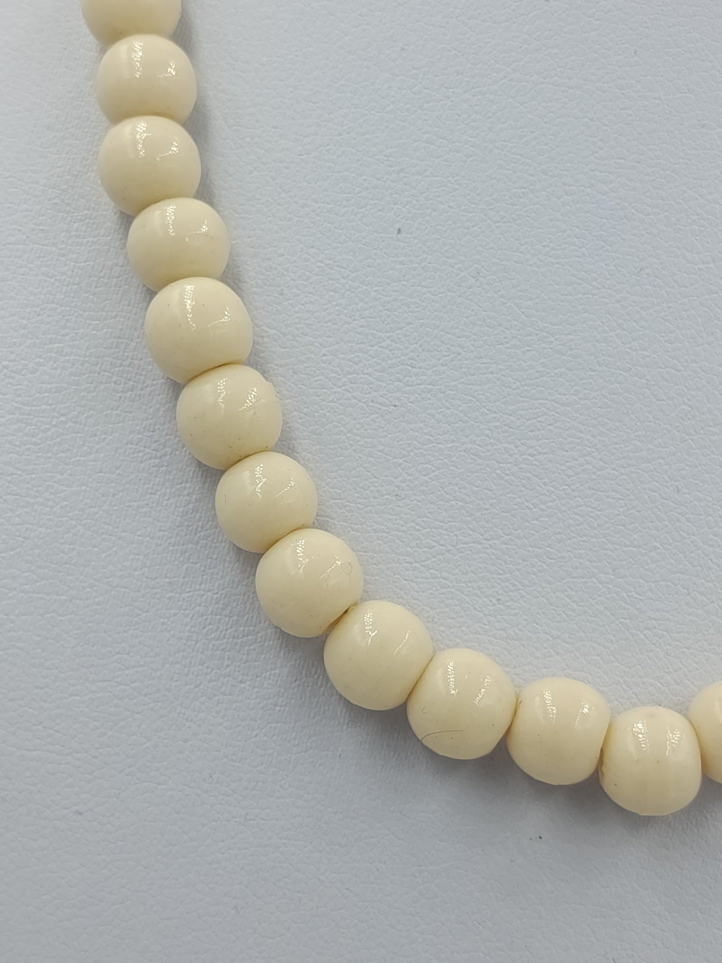 Cremefarbene Perlenkette in klassischem zeitlosem Design