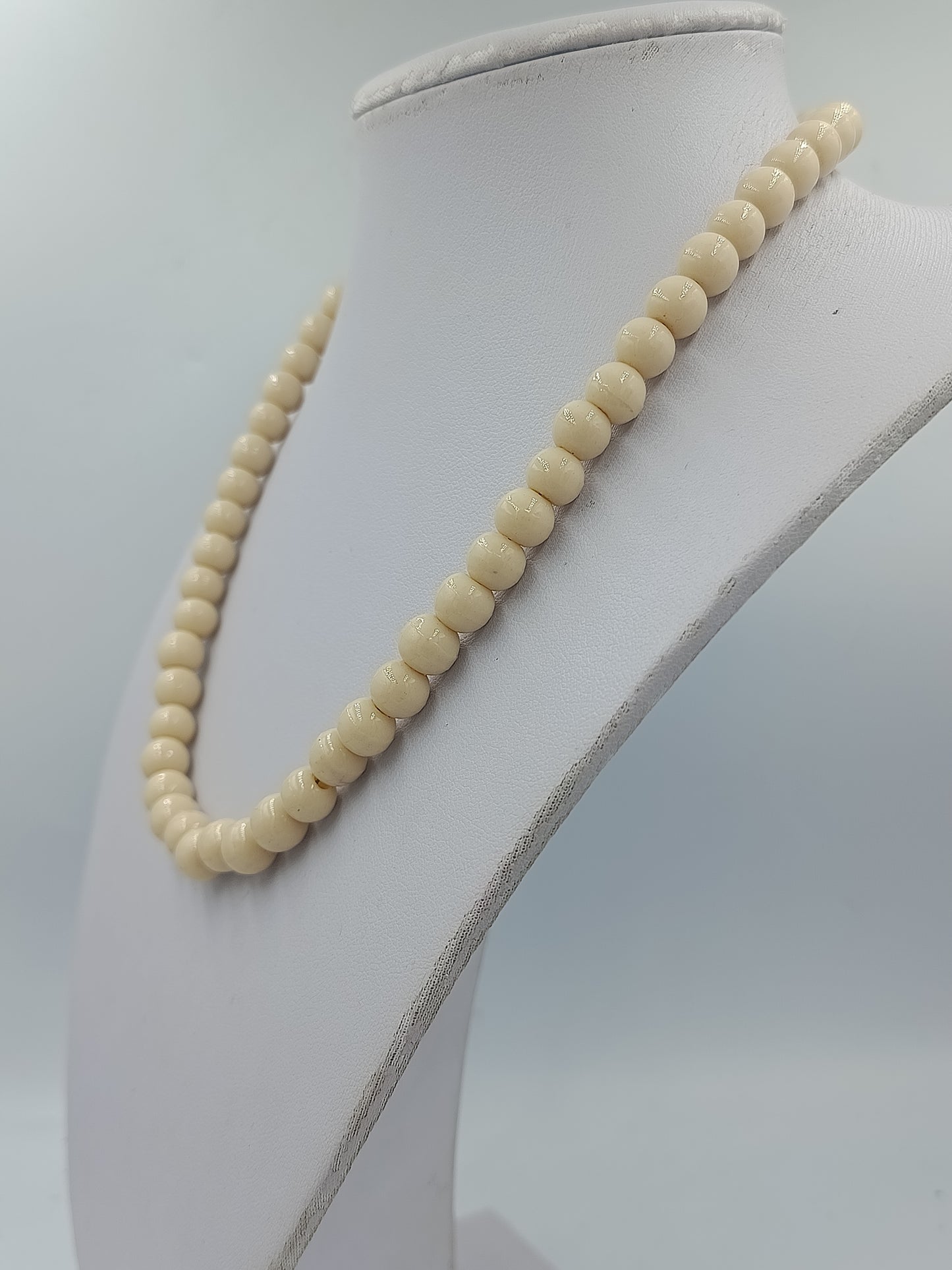 Cremefarbene Perlenkette in klassischem zeitlosem Design