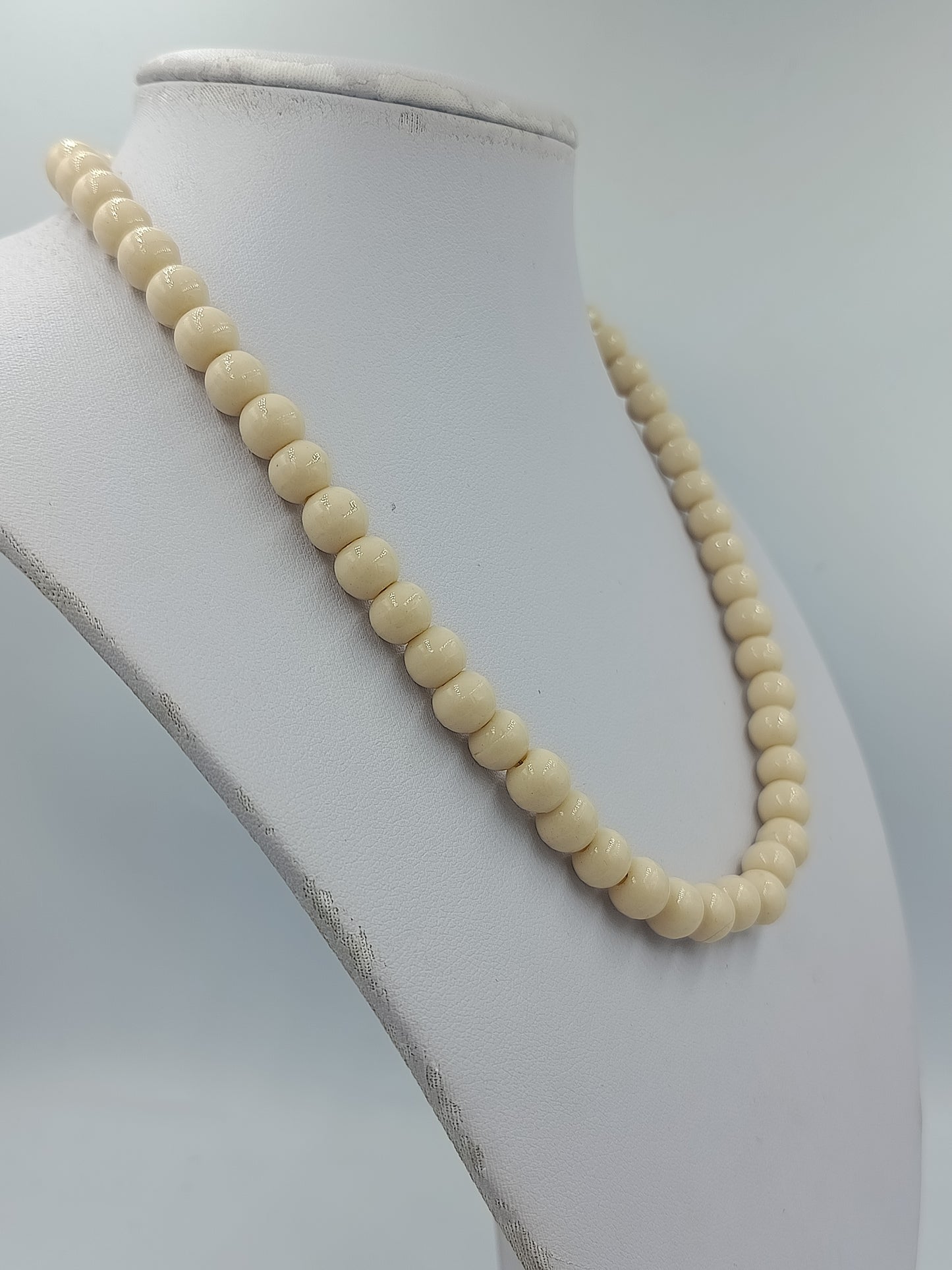 Cremefarbene Perlenkette in klassischem zeitlosem Design